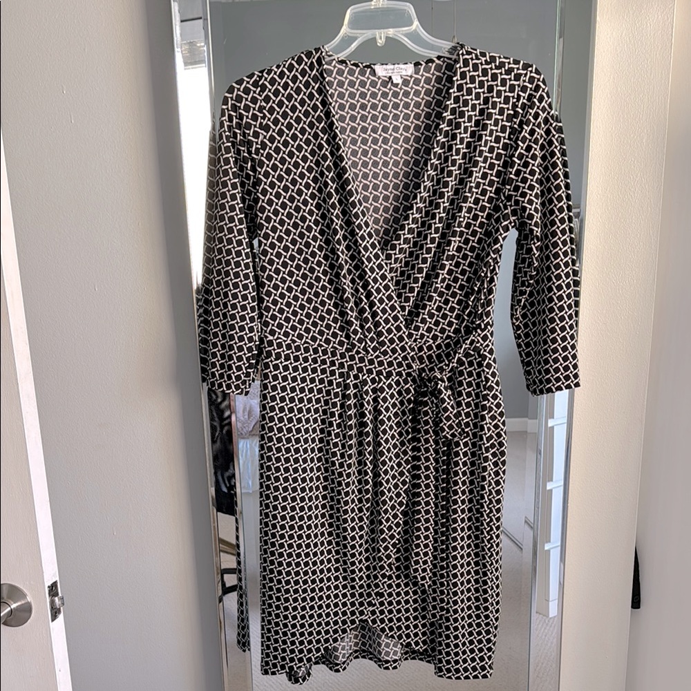 Black and White Geometric Wrap Dress.L